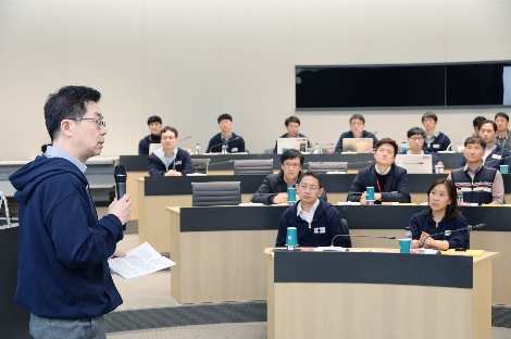서울 강서구에 위치한 LG사이언스파크에서 열린 LG전자 소프트웨어 품질전문가 인증식에서 LG전자 CTO 박일평 사장이 신규 선발된 소프트웨어 품질전문가들에게 소프트웨어 품질의 중요성을 설명하고 있다. (사진=LG전자)