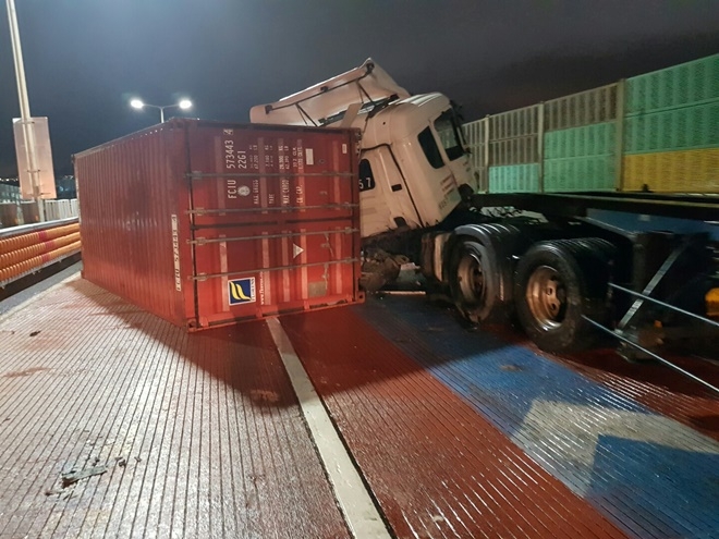 뒤따르던 트레일러의 적재된 컨테이너가 전도돼 있다.〈사진=부산지방경찰청)