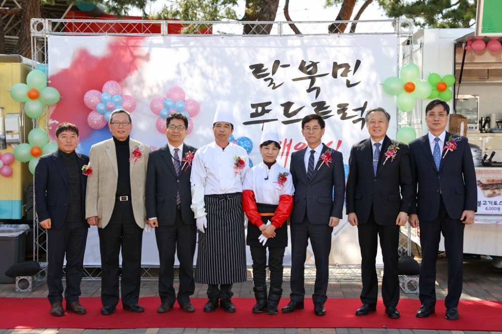 지난 16일 탈북민 푸드트럭 개업식. 오른쪽부터 2번째 김학신 렛츠런재단 사무총장, 김낙순 한국마사회 회장. 최순월 탈북민, 이상철 탈북민, 김병대 통일부 인도협력국장 (사진=마사회)