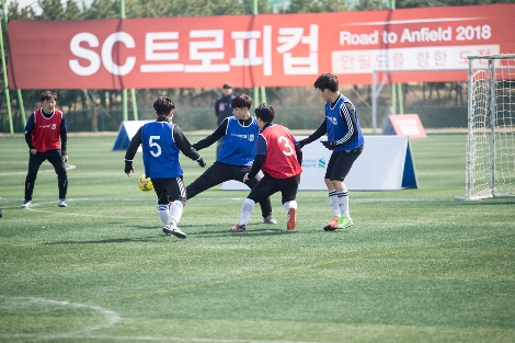 지난 17일 인천시 송도LNG종합스포츠타운 축구장에서 열린 ‘SC트로피컵, 로드 투 안필드 2018’ 한국 예선에 참가한 아마추어 풋살팀 선수들이 경기를 하고 있다. (사진=SC제일은행)