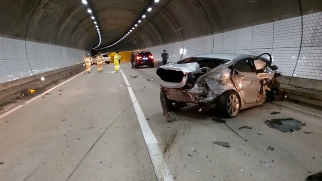 아반떼 차량이 불상의 이유로 옹벽을 들이받고 병원 후송중 사망한 사고.(사진=부산지방경찰청)