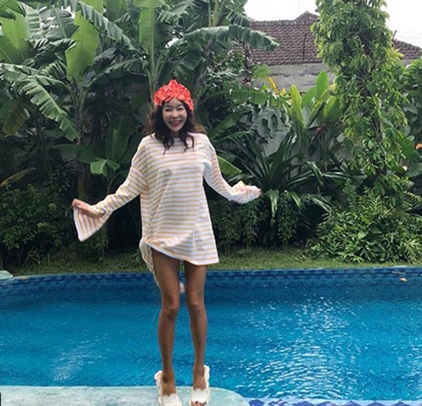 이혜영, 풀장 배경으로 해맑게...부러질듯 쭉 뻗은 고속도로 라인