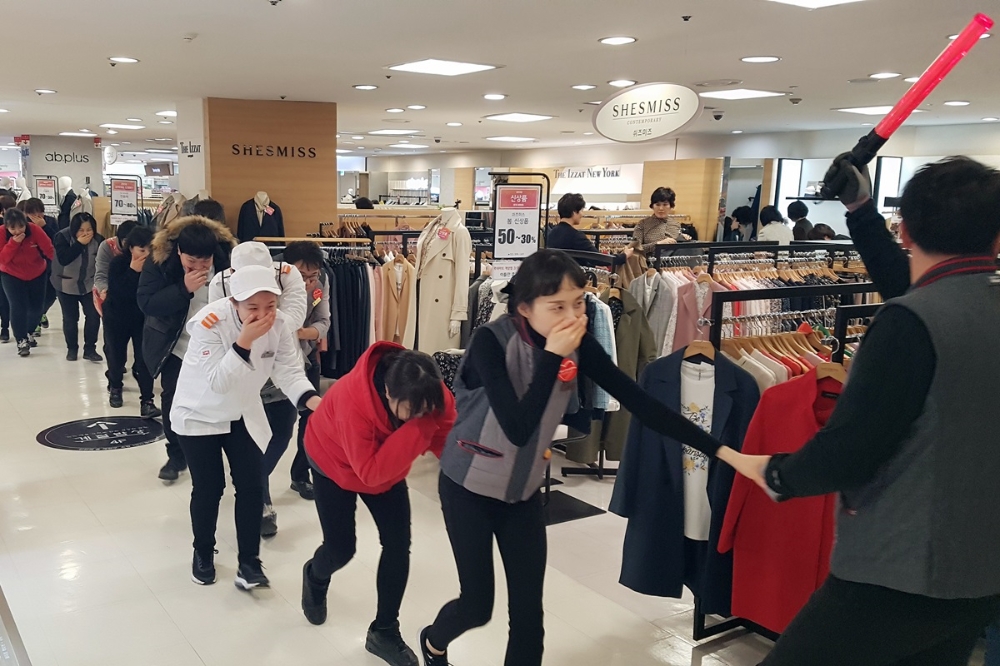 (사진=롯데마트 화재대피훈련)