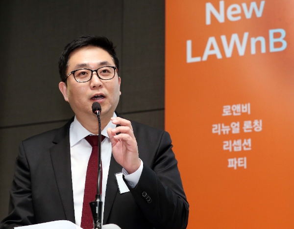 톰슨로이터 로앤비 방영선 대표가 21일 주요 법조 단체 및 로펌, 기업 법무 담당을 대상으로 개최한 새로운 로앤비 론칭 기념 행사에서 달라진 로앤비에 대해 설명하고 있다.