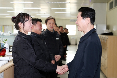 김상균 이사장(오른쪽)이 강원본부를 방문하여 직원들의 노고를 격려하며 악수하고 있다(사진=철도공단 제공)