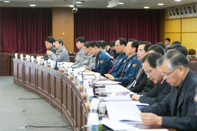 ‘시민과 경찰 소통위원회’ 3차 정기회의를 진행하고 있다.(사진=부산지방경찰청)