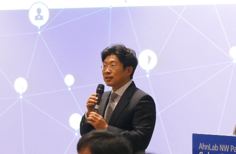 안랩 네트워크사업부를 총괄하는 고광수 상무가 ‘안랩 네트워크 파트너 세일즈 캠프 2018’에서 파트너사에게 프로그램을 소개하고 있다. (사진=안랩)