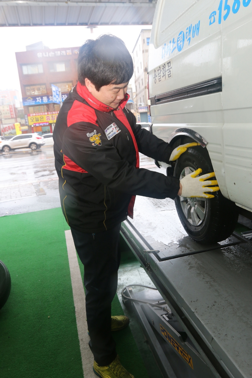 타이어를 점검하는 모습.(사진=타이어뱅크)
