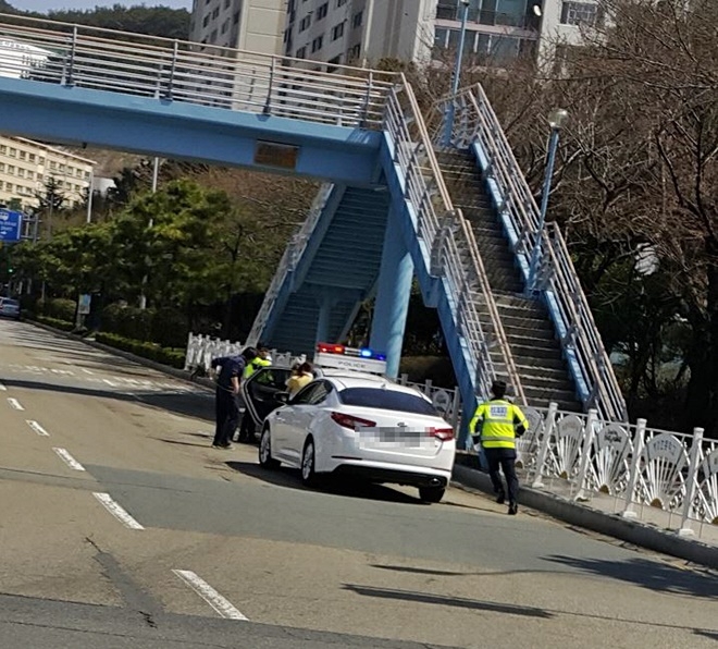 의식잃은 아이를 경찰차로 3분20초만에 병원에 후송한 교통경찰.(사진=부산지방경찰청)