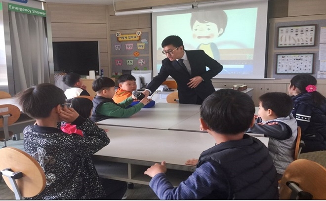 이방초등학교 학생들을 상대롤 법교육을 하고 있다.(사진제공=밀양준법지원센터)