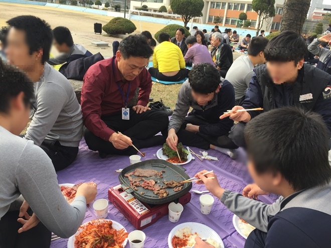 한반도평화봉사단이 기증한 소 등심으로 파티를 열고 있다.(사진제공=서울소년원)