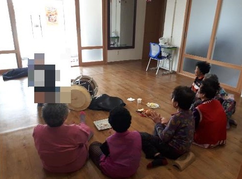 어르신들을 상대로 민요와 장구공연을 펼치고 있다.(사진제공=포항준법지원센터)