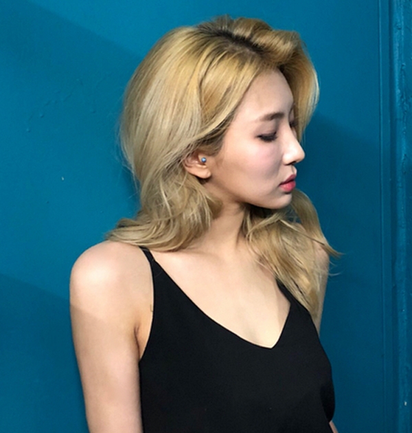 자이언트 핑크, 지긋이 눈감은 채...부러질 듯 가녀린 쇄골'