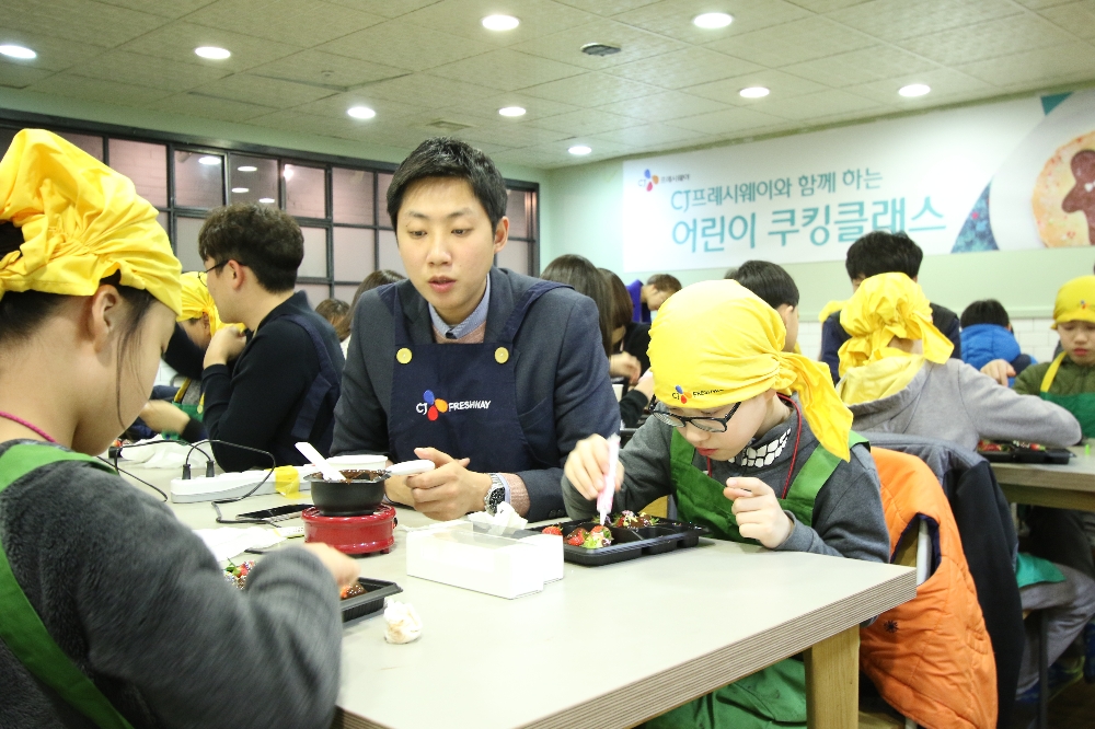 CJ프레시웨이가 진행한 지역 학생 초청 ‘새 학기 맞이 쿠킹클래스’ (사진=cj 프레시웨이)
