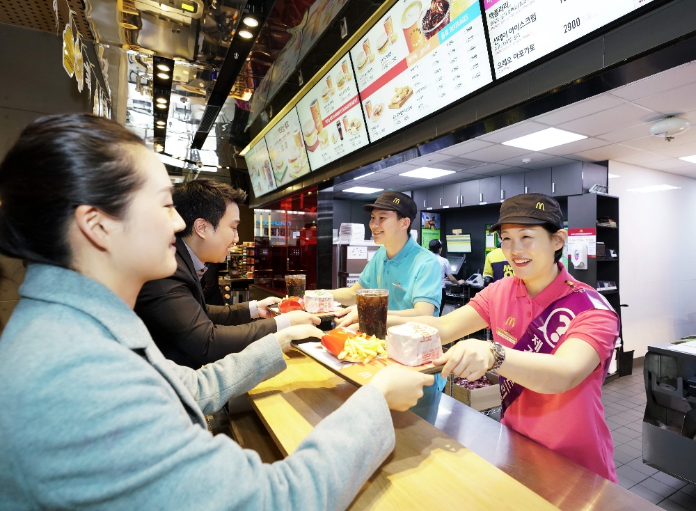 (오른쪽)조주연 한국맥도날드 사장이 29일, '맥도날드 30주년 생일 이벤트'가 열린 상암DMC점에서 고객에게 '빅맥'을 서빙하고 있다.