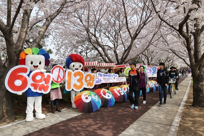 아름다운 선거 홍보캠페인을 전개하고 있다.(사진제공=부산시선거관리위원회)