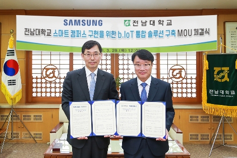 삼성전자 박병대 부사장(왼쪽)과 전남대학교 정병석 총장(오른쪽)이 지난 29일 전라남도 광주광역시에 위치한 전남대학교에서 MOU를 맺고 각서를 들고 있다. (사진=삼성전자)