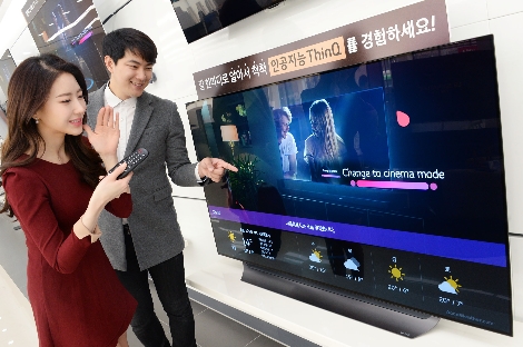 LG전자 모델들이 LG 베스트샵 매장에서 LG 올레드 TV를 살펴보고 있다. (사진=LG전자)