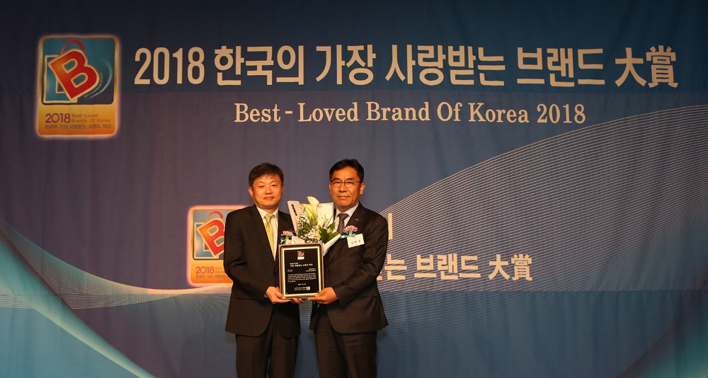 일동후디스 심원용 상무(우)가 ‘2018 한국의 가장 사랑받는 브랜드 대상’을 수상한 후 사진 촬영을 하고 있다. (사진=일동후디스)