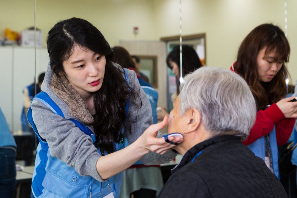 GC녹십자 임직원이 지난달 31일 용인기흥장애인복지관을 방문해 재능나눔 봉사활동을 진행했다. (사진= GC녹십자)