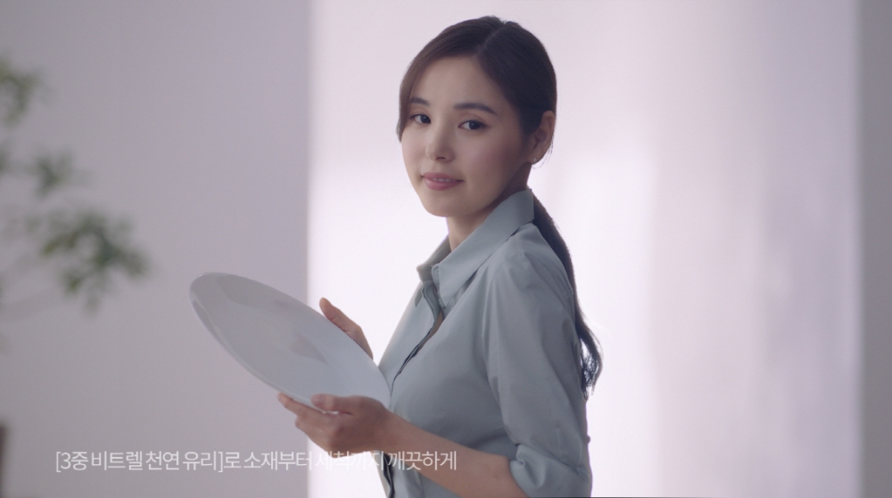 자연을 입은 테이블웨어 ‘코렐’ 신규 TV 광고 장면. (사진=코렐)
