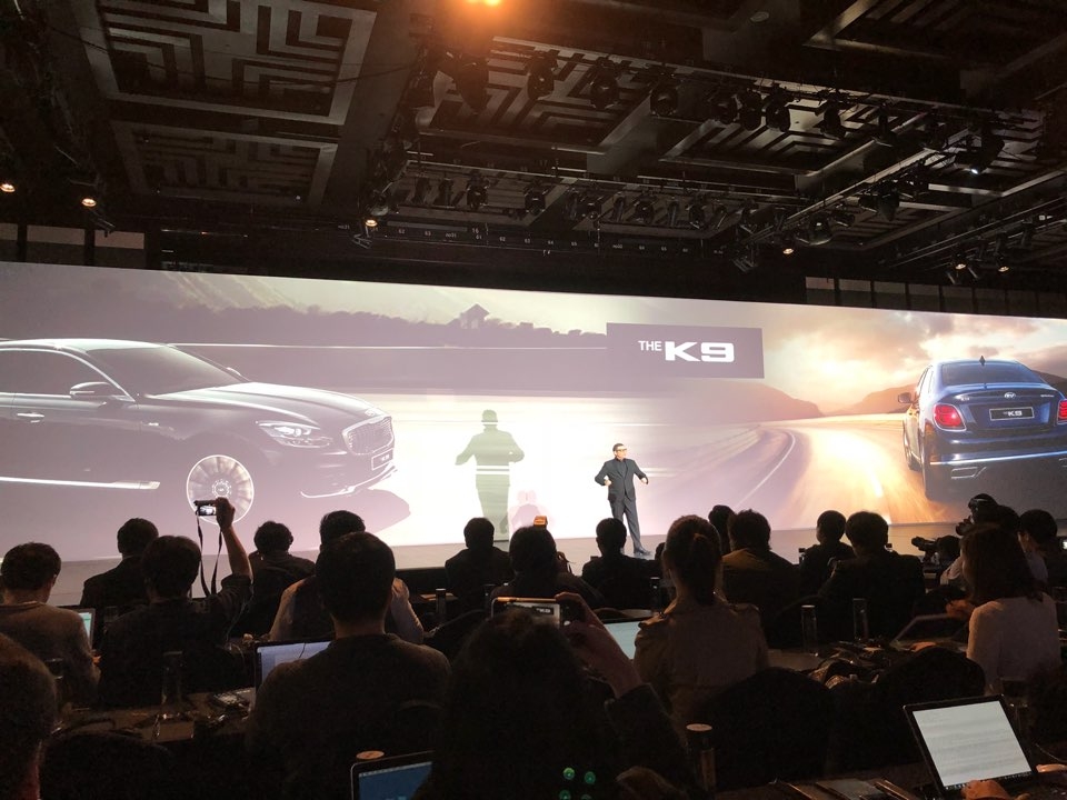 피터 슈라이어 디자인담당 사장이 THE K9 디자인에 대해 설명하고 있다.(사진=최영록 기자)