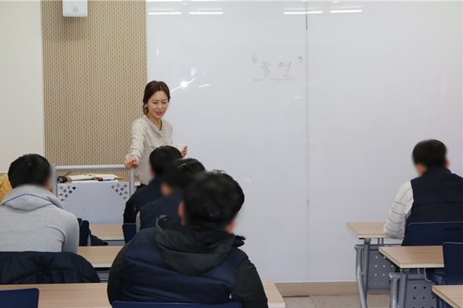 도로교통공단 강사가 교통안전교육 등을 하고 있다.(사진제공=울산청소년꿈키움센터)