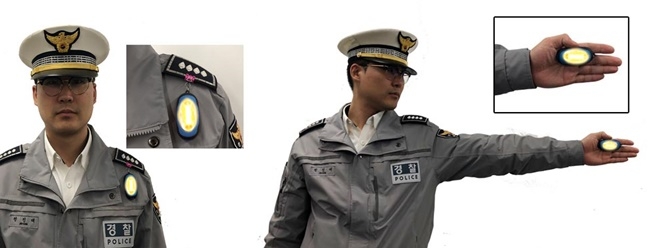 깜빡이 LED라이트는 교통경찰관들의 어깨와 손바닥에 위치하도록 만들어져 현장에서 활용한다 .(사진제공=부산지방경찰청)