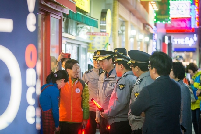 조현배 부산청장이 주민들에게 거주지역 순찰을 희망하는 순찰신문고제도를 홍보하고 있다.(사진제공=부산지방경찰청)