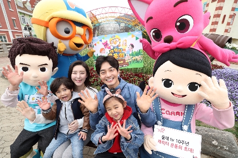 KT가 올레 tv 10주년을 맞아 개최하는 ‘올레 tv 텐 페스타’ 행사를 KT 모델이 홍보하고 있는 모습. (사진=KT)