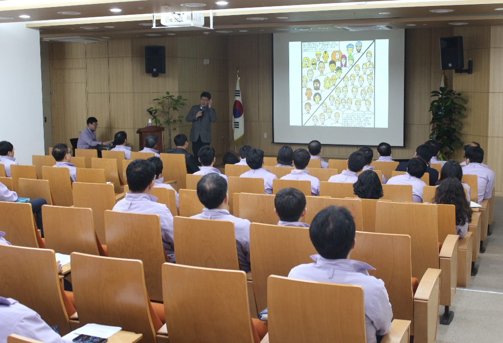 명지대 최현선 교수가 공단 본사에서 ‘사회적 가치 실현을 위한 공공기관 혁신’이라는 주제로 강연하고 있다.(사진=KOEM)
