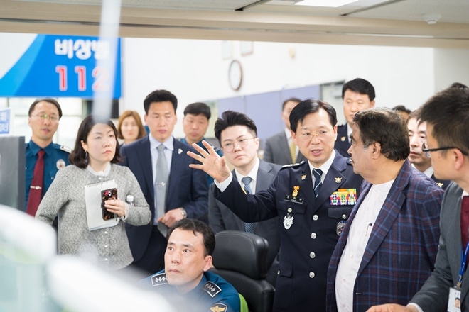 조현배 부산경찰청장이 인도 도로교통해운부장관에게 선진화 된 112신고 시스템에 대해 설명하고 있다.(사진제공=부산지방경찰청)