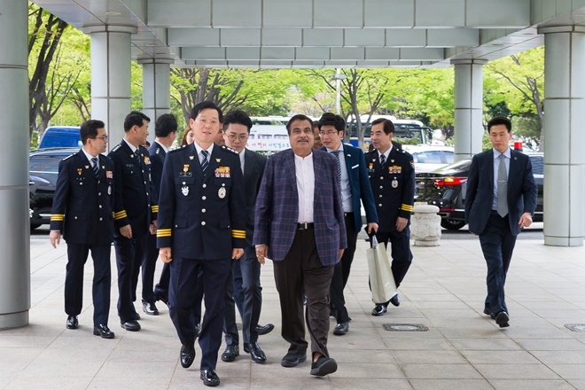 조현배 부산경찰청장이 인도 도로교통해운부장관 일행과 걷고 있다.(사진제공=부산지방경찰청)