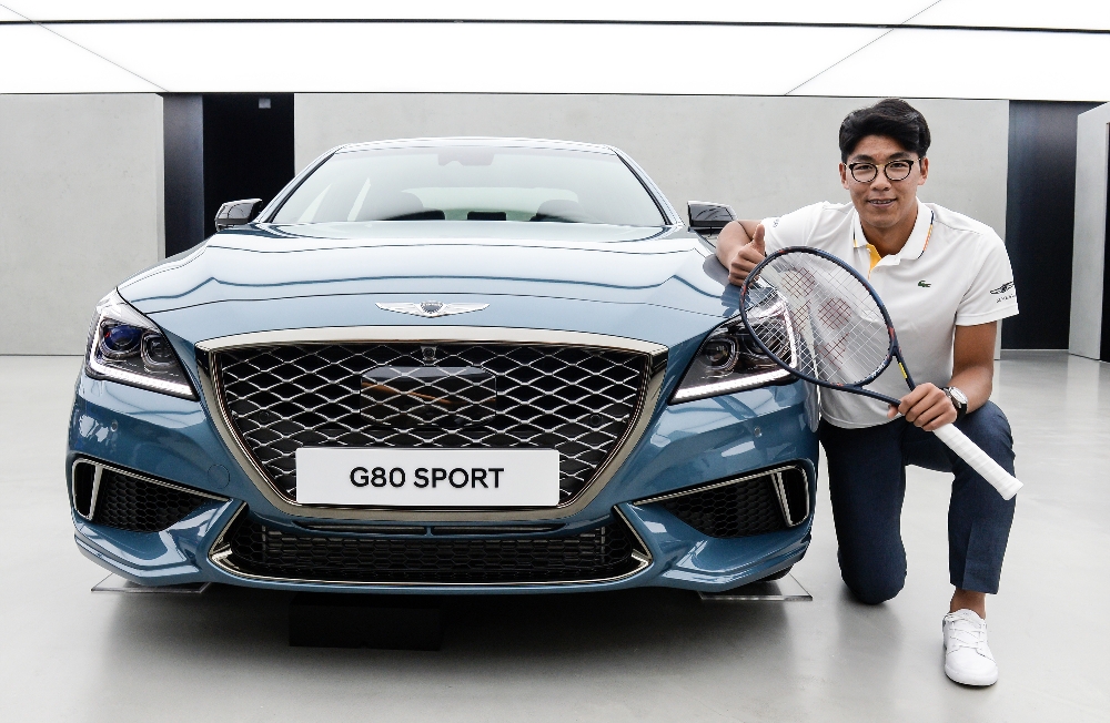 후원 조인식에서 제네시스 ‘G80 스포츠’ 차량과 함께 기념 촬영하는 정현 선수.(사진=현대자동차)