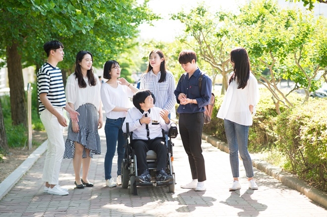 대구대 학생들이 장애학생과 자연스럽게 어울려 대화를 나누고 있다.(사진제공=대구대)