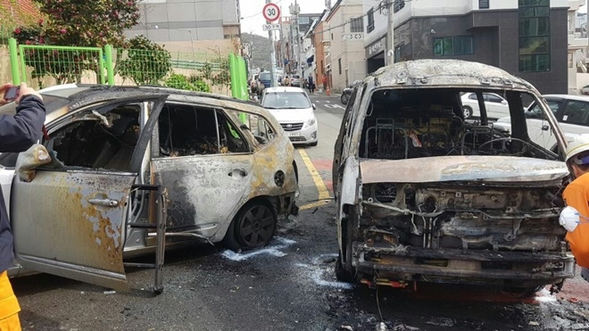 챠량 2대가 전소된 상태.(사진제공=부산지방경찰청)