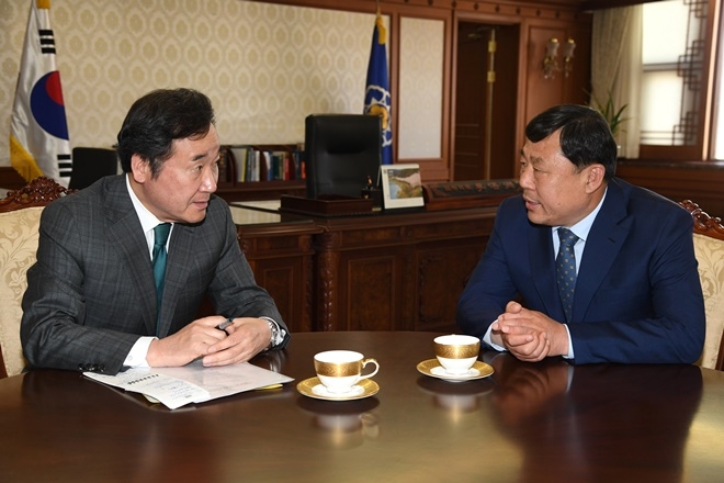 이낙연 국무총리와 김종훈 국회의원이 현대중공업 희망퇴직 사태에 논의하고 있다.(사진제공=김종훈의원실)