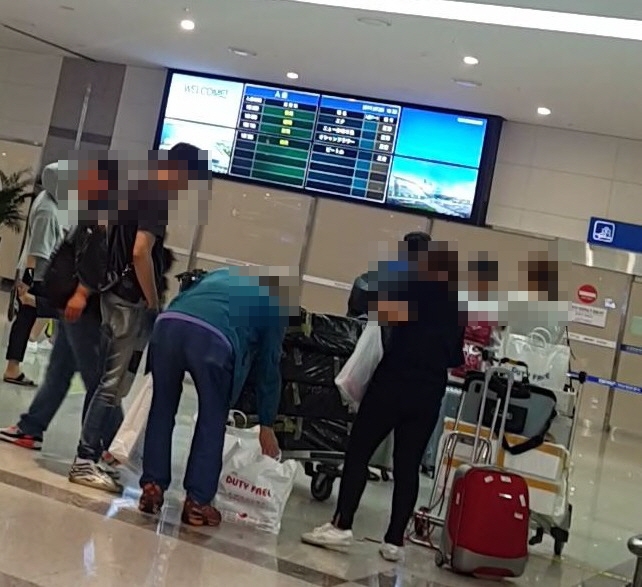 여행가이드나 보따리상인들의 물품을 점검하고 있다.(사진제공=부산지방경찰청)