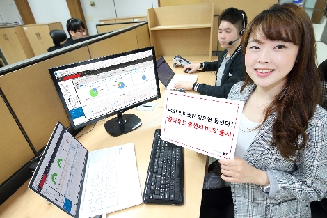KT모델들이 ‘클라우드 콜센터 비즈’ 서비스를 소개하고 있다. (사진=KT)