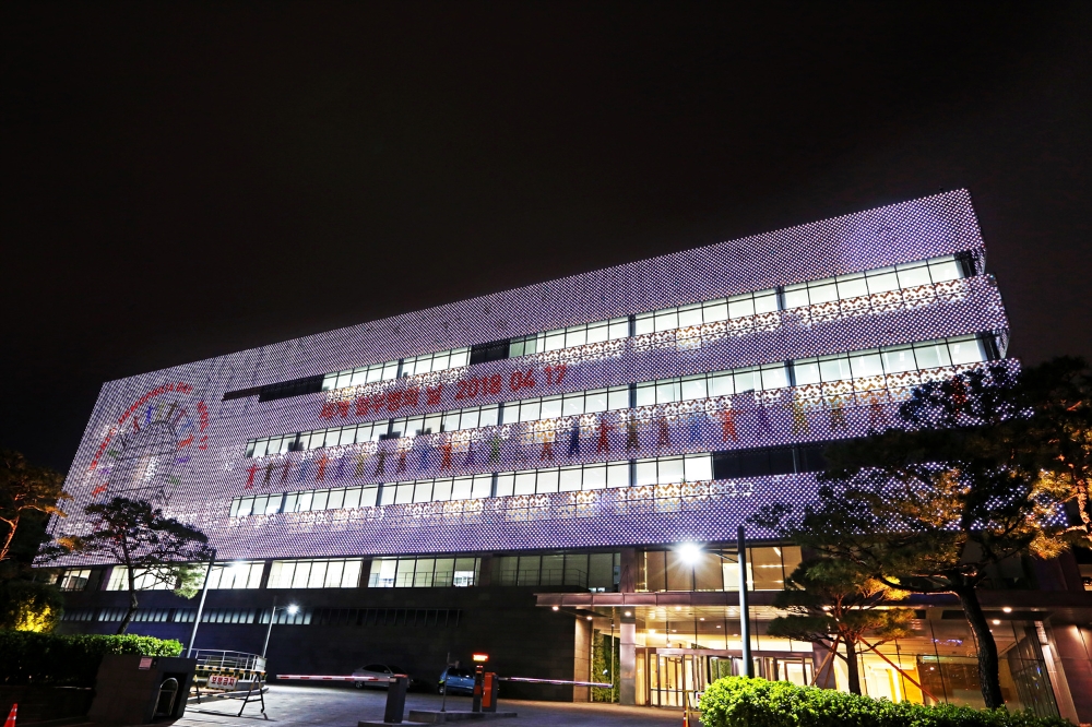 GC녹십자는 지난 11일부터 경기도 용인 ‘GC녹십자 R&D센터’ 미디어파사드에 ‘세계 혈우병의 날’ 이미지를 게재했다. (사진=GC녹십자)