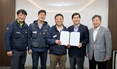 17일 서울 가든호텔에서 삼성전자서비스지회와 삼성전자서비스가 협력업체 직원 직접 고용에 합의하고 기념 촬영을 하고 있다.(왼쪽부터 삼성전자서비스지회 조병훈 사무장, 곽형수 수석부지회장, 나두식 지회장, 삼성전자서비스 최우수 대표이사, 최평석 전무, 사진=삼성전자)