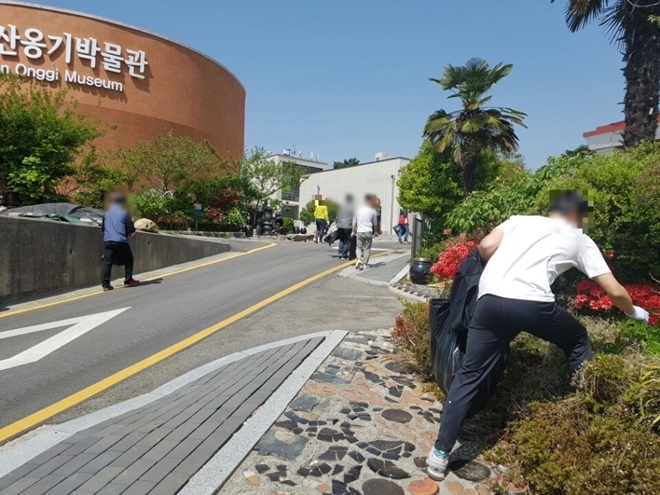 사회봉사대상자들이 울산옹기축제 준비를 돕고있다.(사진제공=울산준법지원센터)