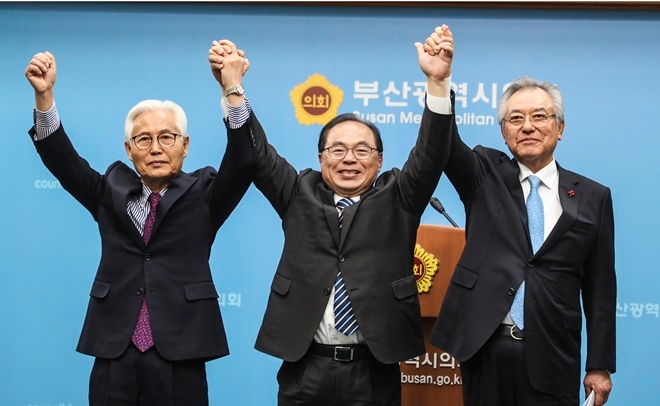 오거돈 부산시장 후보(가운데)가 서의택(사진 왼쪽), 신정택 특위위원장의 손을 들어 필승을 다짐하고 있다.(사진제공=오거돈 캠프)