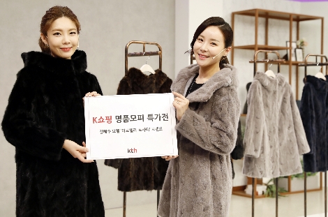 K쇼핑 쇼핑호스트들의 ‘마르엘라 로사티 반후드 밍크코트’ 스튜디오 현장. (사진=K쇼핑)
