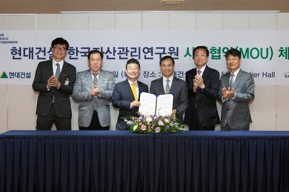 서울 계동 현대건설 본사에서 현대건설 건축사업본부장 김정철 부사장(오른쪽 세 번째), 김용식 전무(오른쪽 두 번째), 최원석 상무(오른쪽 첫 번째)와 한국자산관리연구원 고종완 원장(왼쪽 세 번째), 정수철 이사(왼쪽 두 번째), 최호성 팀장(왼쪽 첫 번째)이 복합개발사업 추진 MOU 체결식을 진행하고 있다.(사진=현대건설)