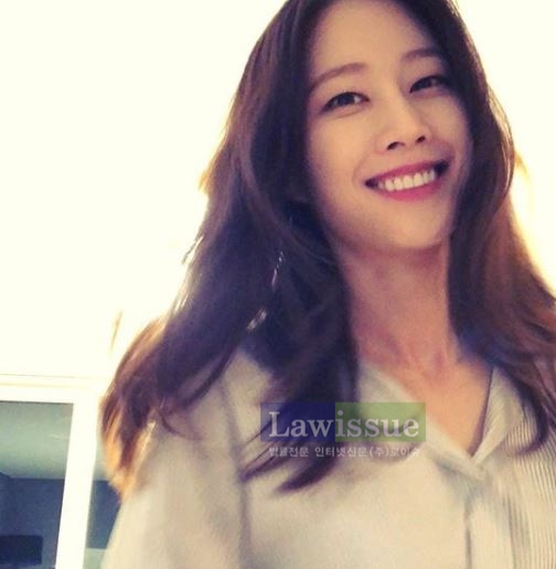 이현이, 셔츠만 걸치고도 단아美 뽐내...환한 미소는 덤