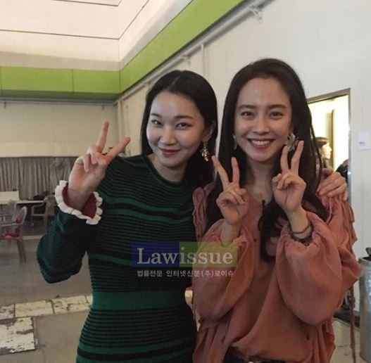 장윤주, 녹색 원피스 속 환한 미소 뽐내...옆에 美女 누구?