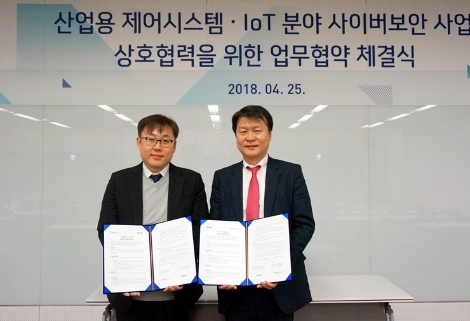 안랩 서비스 사업부 총괄 방인구 상무(우)와 포멀웍스 김태효 대표(좌)가 업무협약 기념 사진을 촬영하고 있다. (사진=안랩)