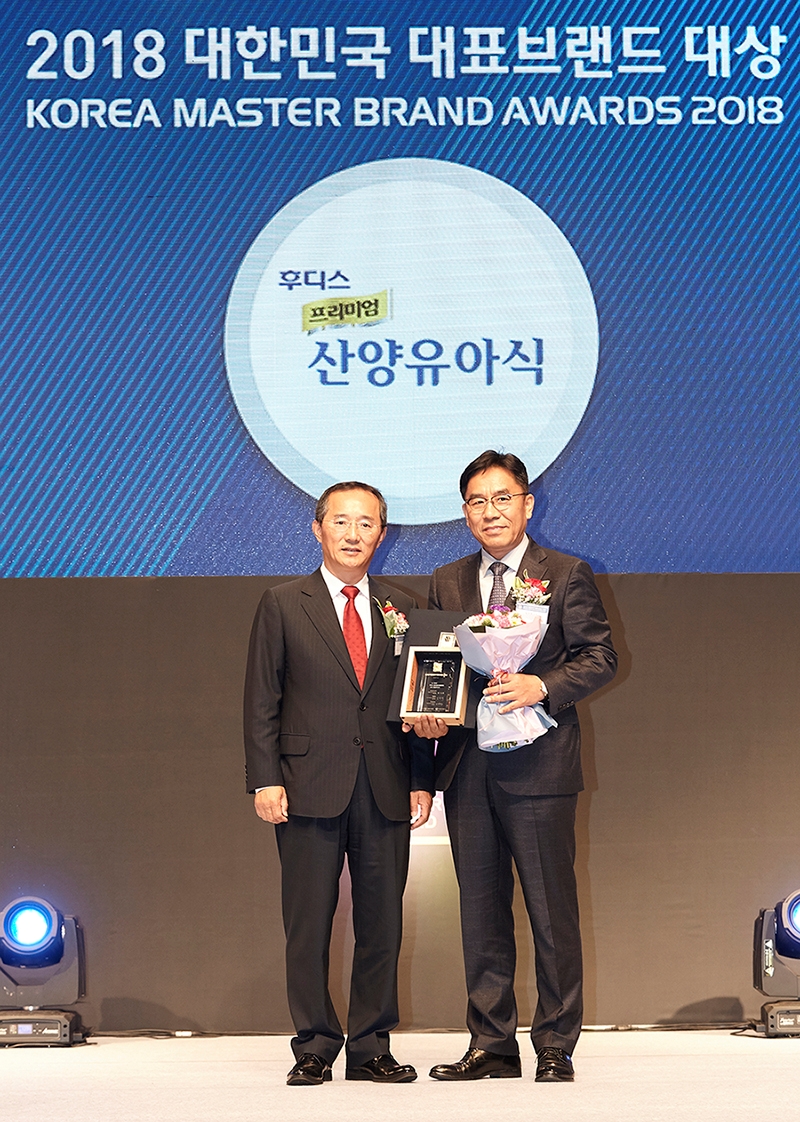 일동후디스 (오른쪽) 심원용 상무가 ‘2018 대한민국 대표브랜드 대상’을 수상한 후 사진 촬영을 하고 있다. (사진=일동후디스)