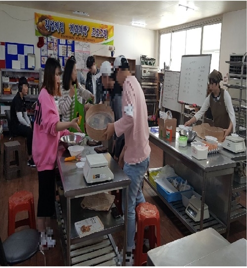 제과제빵, 바리스타 체험을 하고 있다.(사진제공=통영준법지원센터)